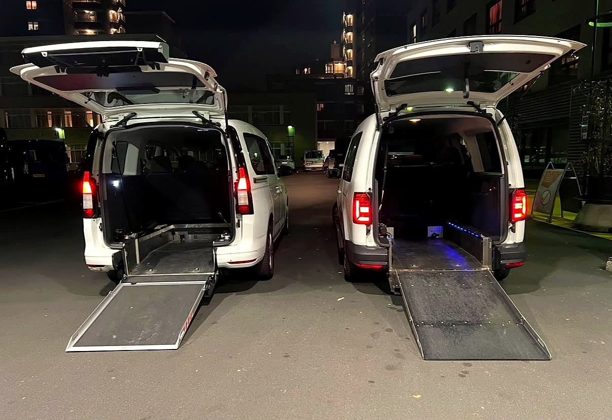 Twee rolstoeltaxi's van Berkelaar Personenvervoer met oprijplaat