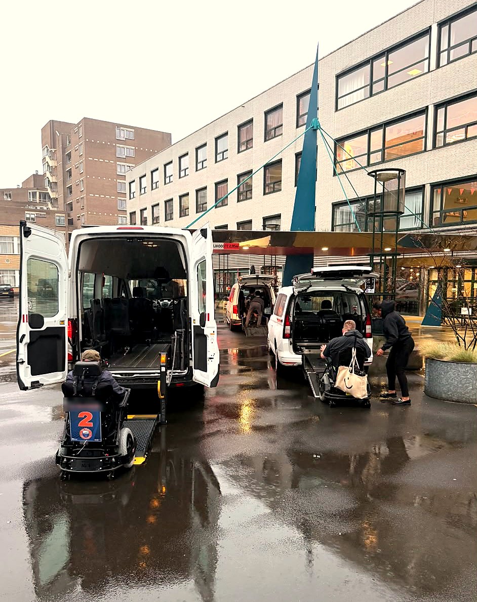 Rolstoelvervoer door Berkelaar Personenvervoer bij Rijndam Revalidatie aan de Westersingel in Rotterdam